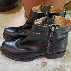 FRYE AND CO. Black Leather Ankle Boots